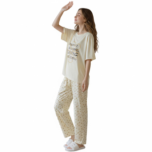 ชุดนอนผ้าโมดอลคุณภาพสูงสำหรับผู้หญิง ขายส่ง ชุดนอนฤดูร้อนระบายอากาศดี ลายดอกไม้พิมพ์ตามสั่ง ชุดลำลองสองชิ้น - Product Image 1