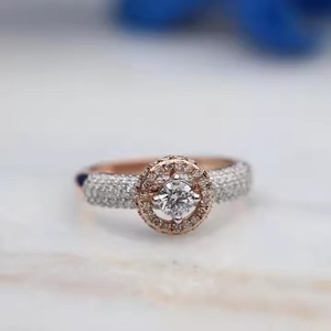 Bague de fiançailles en or rose 14 carats avec diamants cultivés en laboratoire Halo avec pavé de diamants taille ronde Cadeau pour ses fêtes - Product Image 6