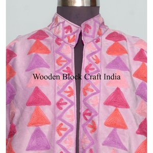 Veste en velours Suzani brodée à la main par des artisans, avec un triangle rose, fabriquée avec des matériaux de haute qualité et offrant un look Suzani - Product Image 3