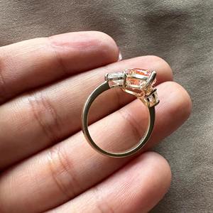 แหวนหมั้นเพชรทรงมาร์ควิส 4 กะรัต สีชมพู เพชรเลี้ยงในห้องปฏิบัติการ ประดับเพชรสามเม็ด ตัวเรือนทอง 14k ผลิตโดยผู้ผลิตเครื่องประดับเพชรที่ได้รับการรับรอง - Product Image 5