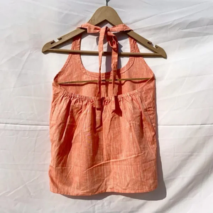 Top halter de lino color melocotón hecho a mano, diseñado para una elegancia veraniega sin esfuerzo, con una tejido suave y transpirable. - Product Image 2
