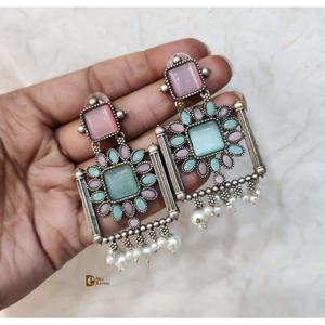 Réplique boucles d'oreilles avec pierre couleur pêche pierre cadeau pour tenue de fête décontractée produit en vrac fait main - Product Image 1