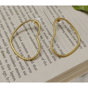 Pendientes de Aro y Colgantes de Latón Hechos a Mano, Chapados en Oro, Estilo Étnico Vintage para Bodas y Fiestas con Perlas y Diamantes - Product Image 1
