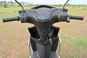 Scooter eléctrico con motor de 300W Velocidad de 18 KM/H y rango de 20KM para estudiantes Trabajadores Capacidad de batería de 40ah Categoría de dos ruedas - Product Image 4