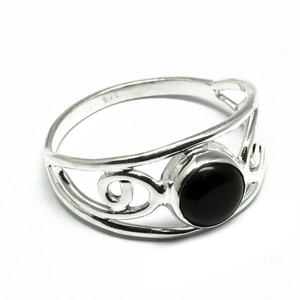 Anillos de Plata de Ley con Bisel de Piedra de Ónix Negro en Forma Redonda, Estilo Bohemia Cristiana, de Shri Ashapura Jewels - Product Image 1