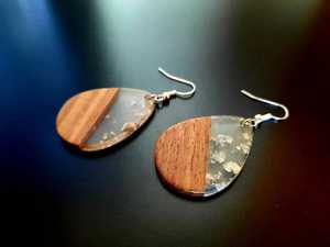 Bijoux minimalistes écologiques d'ange de goujons de résine d'art moderne pour des femmes - Product Image 4