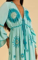 Robe longue bohème bleue charmante et fantaisiste avec des déchirures sur le bas, l'incarnation de la broderie de paillettes dorées, robe maxi pour femmes