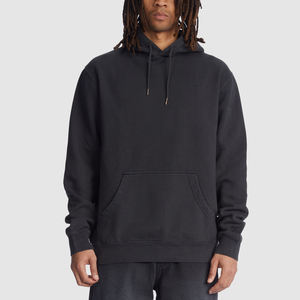 Sweat à capuche zippé noir pour homme, style techwear, avec bordures rouges, poches utilitaires, col montant, design décontracté, streetwear, vêtement d'extérieur - Product Image 1
