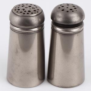 Moulin à sel et à poivre en bois fabriqué à la main avec une finition noire mate rustique artisanale offrant un accent décoratif - Product Image 1