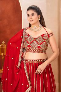 Vêtement traditionnel indien, lehenga choli en faux georgette avec des paillettes et des broderies zari, et un dupatta en georgette fantaisie - Product Image 6