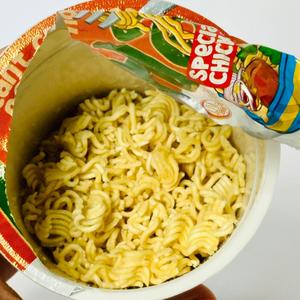 บะหมี่กึ่งสำเร็จรูปฮาส รสไก่พิเศษ 75 กรัม ปรุงสุกใน 4 นาที ทำจากแป้งสาลี ฮาลาล และได้รับการรับรองมาตรฐาน HACCP บรรจุกล่อง 8 ถ้วย - Product Image 3