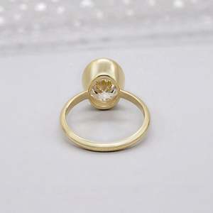 Bague de fiançailles solitaire en diamant de laboratoire certifié IGI, forme ovale avec sertissage clos - Product Image 4