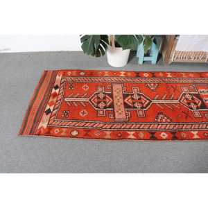 พรมขนสัตว์สีแดงแบบต่อผ้าสไตล์วินเทจจากตุรกี ขนาด 2.8x11.5 ฟุต พร้อมแผ่นรองหลังทำจากยางพาราที่เป็นมิตรกับสิ่งแวดล้อม - Product Image 5