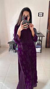 Elegante y exclusivo traje de georgette bordado con dupatta para mujer, ropa festiva de diseñador, ideal para exportación al por mayor. - Product Image 4