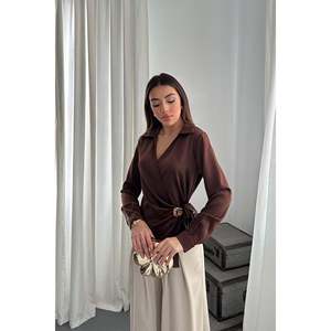 Chemise en satin marron pour femme avec détails boutonnés - Vente en gros de chemises et de blouses - Product Image 5