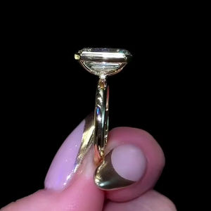 Anillo de compromiso con circonita cúbica de corte esmeralda de 8x11 mm, engaste de bisel, minimalista, solitario, chapado en oro amarillo, joyería fina - Product Image 4