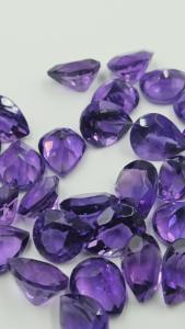 พลอยแอมะทิสต์ธรรมชาติคุณภาพสูง รูปทรงลูกแพร์ขนาด 9x11 มม. เจียระไนเหลี่ยม แสงเงางาม สีสวยงาม รับรองโดยผู้เชี่ยวชาญ สามารถปรับแต่งได้ - Product Image 3