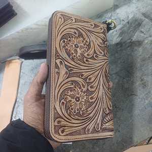 กระเป๋าสตางค์หนังวัวแท้ทรงยาวสไตล์ตะวันตก ลายดอกไม้ งานแกะสลักด้วยมือ กระเป๋าคลัทช์สไตล์โรดีโอ หนังเคลือบแข็ง แบบวินเทจ สำหรับทุกเพศ ขายส่ง - Product Image 4