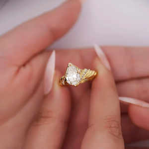 Anillo de moda para mujer de oro auténtico de 18 quilates con diseño cruzado único Diamante de laboratorio en forma de pera y vástago retorcido hecho de aleación - Product Image 4