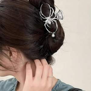Pince à cheveux araignée Hijunmi en métal argenté 12 cm, accessoire de cheveux gothique punk pour Halloween pour femmes et filles - Product Image 3