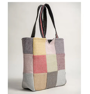 Sac fourre-tout en coton fait à la main pour femmes modernes avec deux sangles fermeture ouverte doublure en toile pour cosmétiques cadeaux bas prix nouvelle collection - Product Image 3