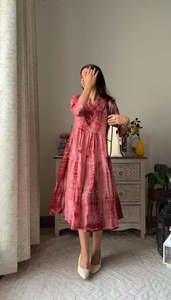 Vestido Midi de Algodón Suave con Cuello en V y Estampado Tie-Dye Lavable, Estilo Urbano y Playero, Cintura Holgada, Fácil de Usar - Product Image 4