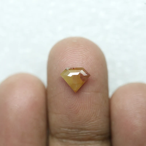 เพชรธรรมชาติทรงเหลี่ยมห้าเหลี่ยมสีเหลืองธรรมชาติ น้ำหนัก 0.83 กะรัต สำหรับทำเครื่องประดับ ได้รับการรับรองคุณภาพการเจียระไนเป็นระดับ Very Good  หายาก ยี่ห้อ RARE DIAMOND - Product Image 4