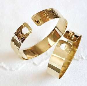 Brazalete Moderno de Latón con Diseño Grabado, Talla Única, Sin Plomo, Tono Dorado, Joyería de Moda - Product Image 5