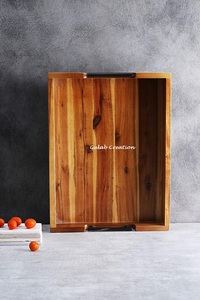 ถาดเสิร์ฟอเนกประสงค์ทำมือจากไม้กระถินณรงค์ พร้อมหูจับโลหะสีดำ ทนทาน ดีไซน์เรียบง่ายสไตล์บ้านไร่สมัยใหม่ - Product Image 6