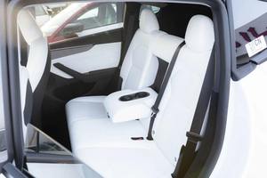 Tesla Model Y Long Range (719 km) 2025 300-400 CV, Pantalla Táctil, Faros LED, Dirección Eléctrica - Product Image 5