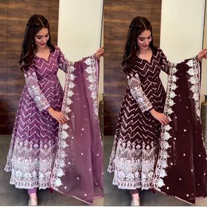 Robe de mariée ethnique indienne avec broderie lourde Sequence Work New Designer Party Wear Gown Dupatta Gorgeous Natural Waistline - Product Image 3
