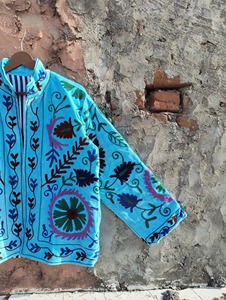 Veste en velours brodée à la main: manteau floral bohème - Product Image 4