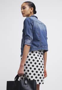 Precio de fábrica, chaqueta vaquera de mezclilla azul medio para mujer, bolsillos en el pecho y cierre de botones, diseñada para mujer, comodidad para todas las estaciones - Product Image 5