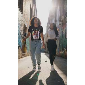 เสื้อยืดสไตล์สตรีทแบบเรียบง่ายสำหรับสาวๆ - Product Image 2