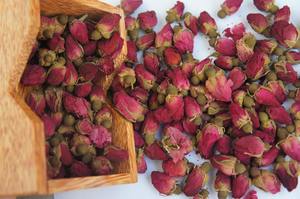 Producteur vietnamien préparant des roses séchées pour l'exportation, assurant une uniformité et une fiabilité des roses séchées. - Product Image 6