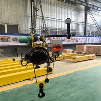 Palans électriques télécommandés sans fil pour le levage de charpentes en acier en hauteur sur les chantiers de construction