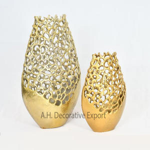 Nouveau Vase de corail en aluminium minimaliste avec Vase fantaisie de finition en or de qualité supérieure pour Vase décoratif fait à la main de pièce maîtresse de Table - Product Image 1