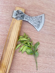 Hacha vikinga de acero al carbono forjada a mano con mango de madera de Fresno, regalo de boda, hachas, el mejor regalo de cumpleaños y aniversario para él. - Product Image 3