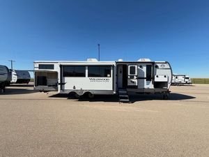 Caravane de voyage Forest River Wildcat de qualité abordable pour 6 personnes, en aluminium, avec cuisine coulissante, design moderne, couleur grise - Product Image 2