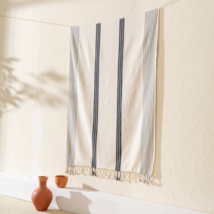 Toalla de playa turca Honeycomb con rayas negras, 33x66 pulgadas - Product Image 2
