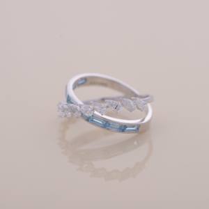 Anillo cruzado de lujo con diamantes en forma de pera y baguette en oro blanco de 9K y oro amarillo. - Product Image 2