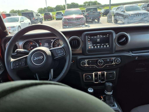 Jeep Wrangler Sport S SUV 2023, 4 portes, 4 roues motrices, automatique, R20, direction à gauche, intérieur foncé, sièges en tissu, 5 places, écran tactile - Product Image 2