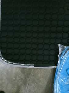 Tapis de selle élégant et respirant pour dressage de chevaux avec haut flétrissement, rembourrage matelassé doux et sangles de circonférence sûres pour une utilisation équestre - Product Image 3