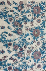 Tela de Algodón Estampada a Mano con Bloques Florales Azules sobre Base de Marfil |   Textil Botánico Tradicional de la India - Product Image 3