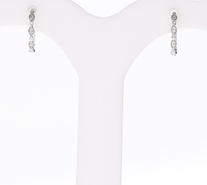 Pendientes de Aro Clásicos de Oro de 14K con Baño de Rodio para Mujer, con Diamantes Naturales en Formas Redondas Alternadas y Engaste de Bisel - Product Image 1