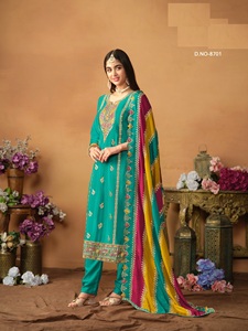 Nueva colección de trajes de seda para mujer Venta en línea de ropa india y paquistaní con detalle de barbilla elegante - Product Image 4