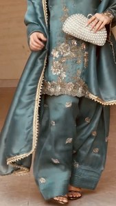 Nouvelle robe salwar kameez tendance, design tendance, couleurs magnifiques et riches, légère, idéale pour les mariages et les réceptions, pour la mariée et les demoiselles d'honneur. - Product Image 5