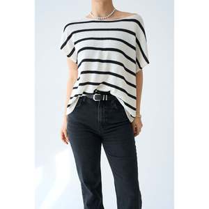 Pull rayé noir et blanc avec col intégré. - Product Image 2