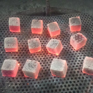 Découvrez une séance de chicha avec du charbon en briquettes cube, fabriqué à partir de sources originales. - Product Image 1
