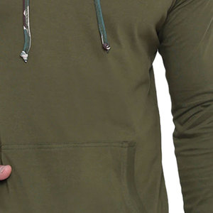 เสื้อฮู้ดดี้ผู้ชายแบบสั่งทำ OEM สีเขียว แขนแร็กแลน ลายพรางด้านข้าง ผ้าฟลีซน้ำหนักเบา ผลิตจากโรงงาน ขายส่ง MOQ ต่ำ จำนวนมาก - Product Image 4